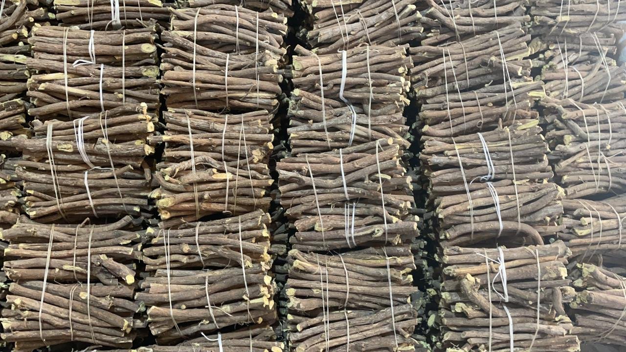 Licorice Roots Hand Selected, 1 kg bundles as per our customer requirements, all ready for export